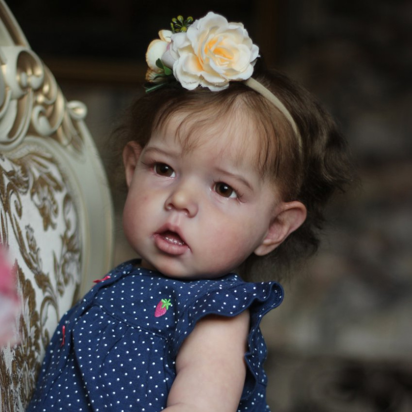 Muñeca con vestido de lunares azules